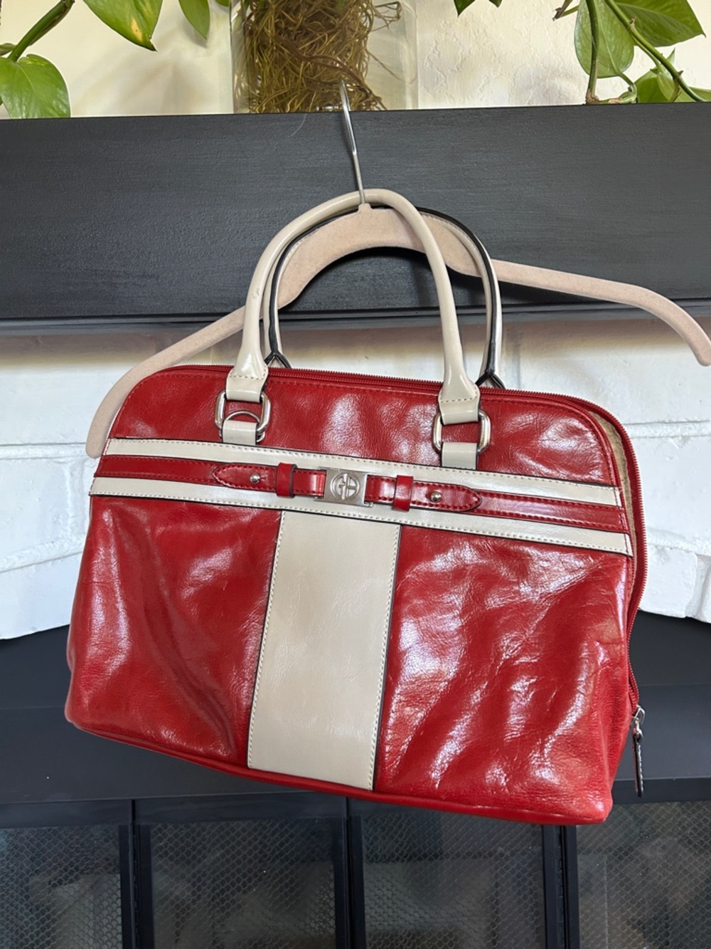 Giani Bernini Cream Interior with Red Zipper Trim